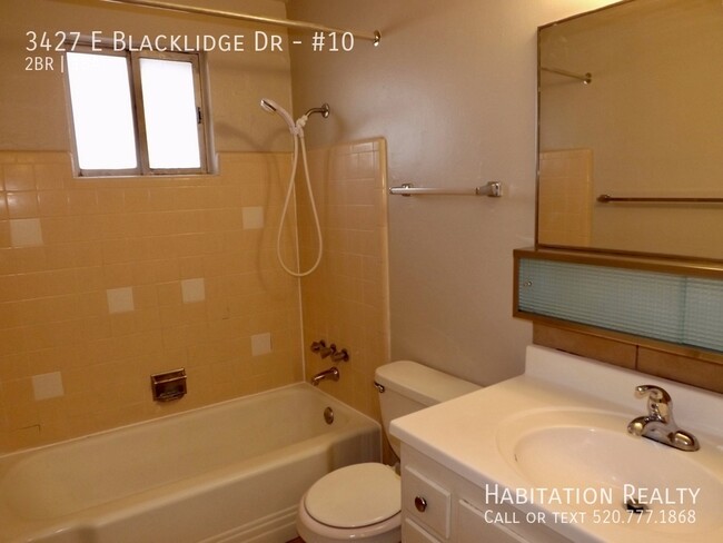 Building Photo - Lovely 2Bed/1Bath with a Community Pool in...