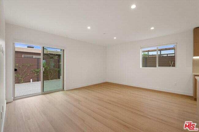 Building Photo - 5530 1/2 Sunnyslope Ave