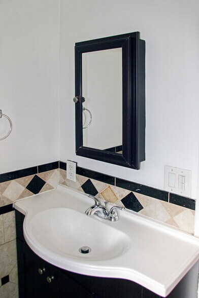 Building Photo - 6071 1/2 Pickford St