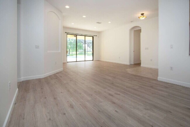 Building Photo - Luxurious Lakefront Living: Spacious 4-Bedroom Home with Pool and Guest Suite in Lakewood Ranch
