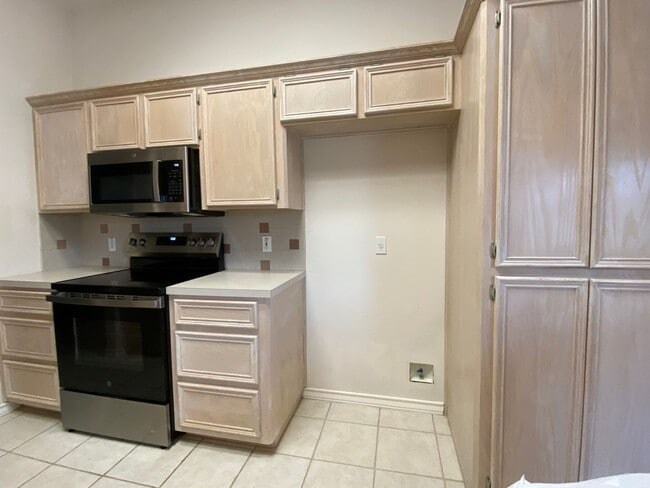Building Photo - AFFORDABLE ISLAND LIVING!