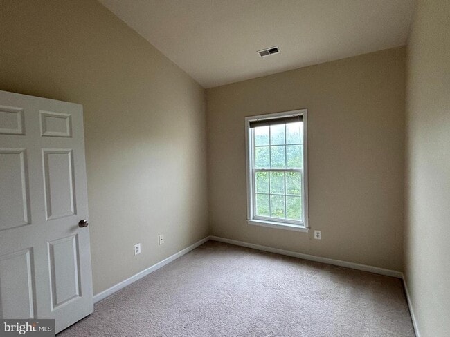 Building Photo - 301 Klee Dr