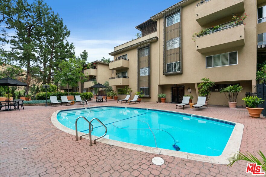 Building Photo - 6752 Hillpark Dr