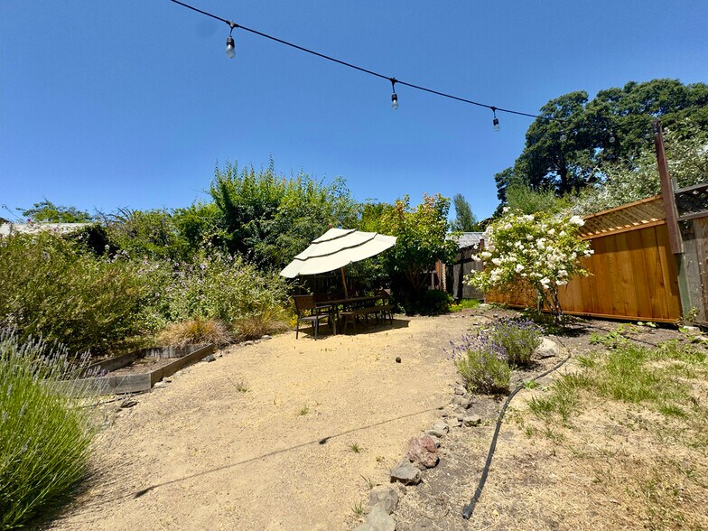 Building Photo - 2309 Derby St