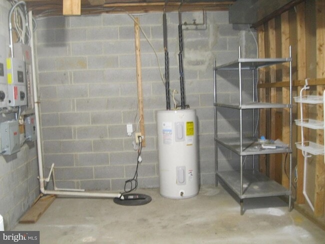 Building Photo - 8171 Fenwick Ct