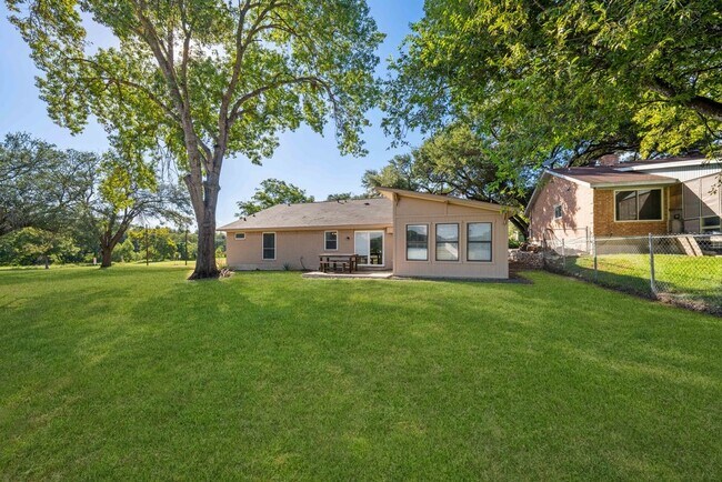 Building Photo - Charming 3-Bed Home with Fireplace & Garage in New Braunfels – 1,505 Sq Ft of Comfort