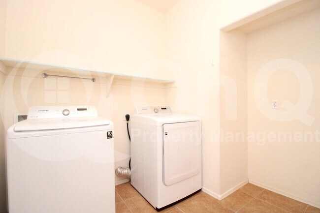 Building Photo - 3316 E Kingbird Pl