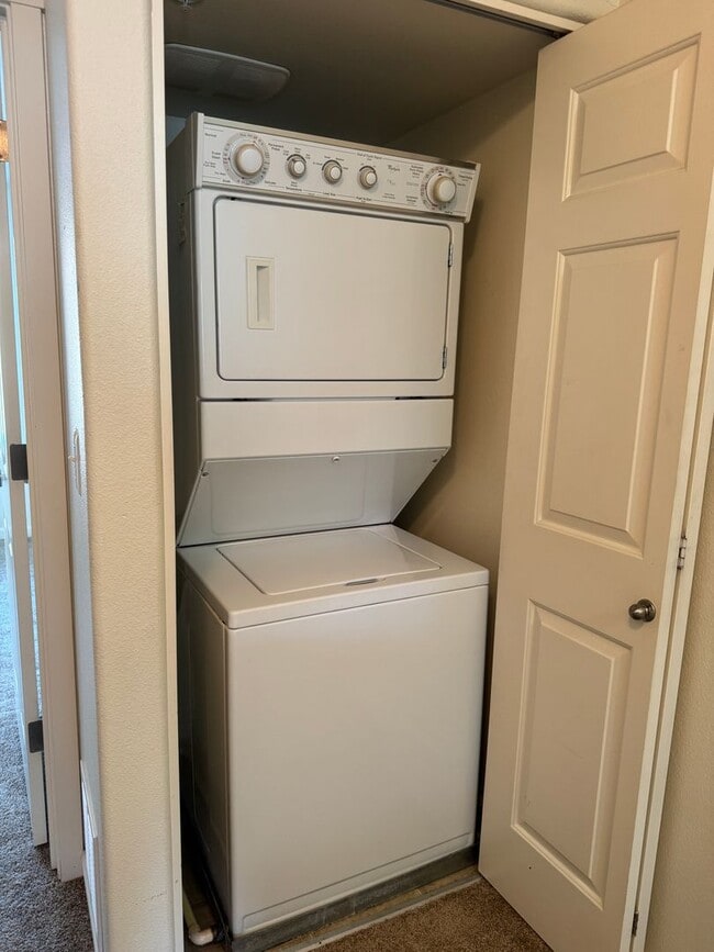 Building Photo - Stylish 2br/2.5ba Townhome with garage and AC in great Beaverton location