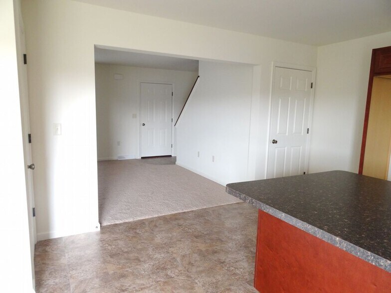 Building Photo - 330 Meadow View Dr