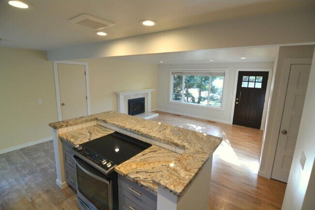 Building Photo - Quiet Kirkland Rambler on large, quiet lot