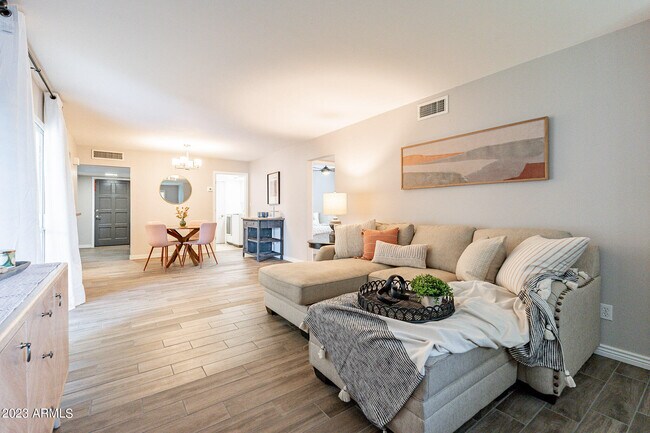 Building Photo - 4016 S Holbrook Ln