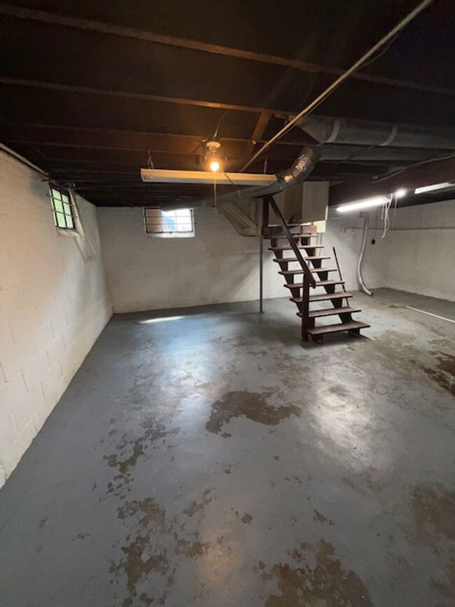 Building Photo - 817 E Riverside Dr