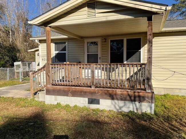 Building Photo - 2 Bedroom 1 Bath Located of Fire Tower Road