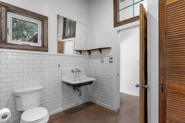 Building Photo - 4305 Leslie Ave