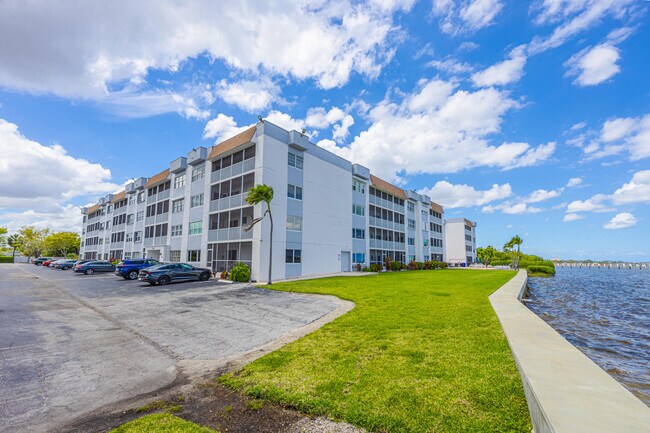 Building Photo - 1516 S Lakeside Dr