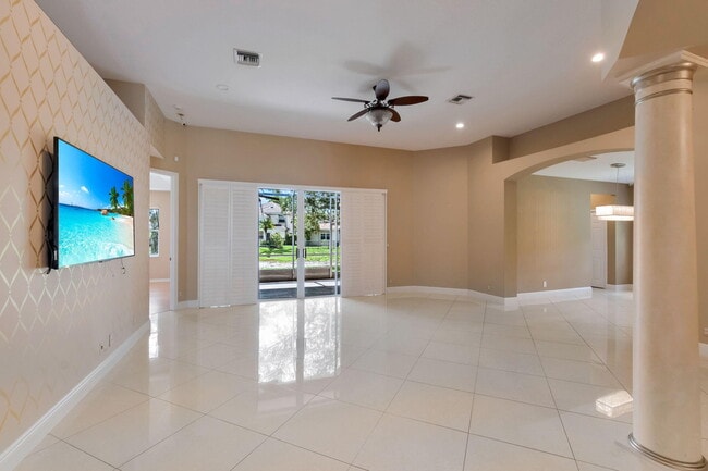 Building Photo - 12372 Cascades Pointe Dr