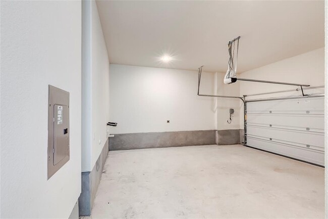 Building Photo - 2008 Kit Cir