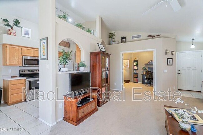 Building Photo - 213 W Caroline Ln