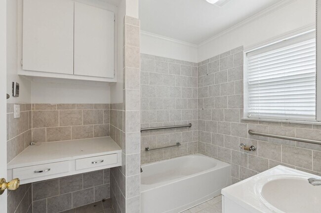 Building Photo - 1108 Larchmont Ln