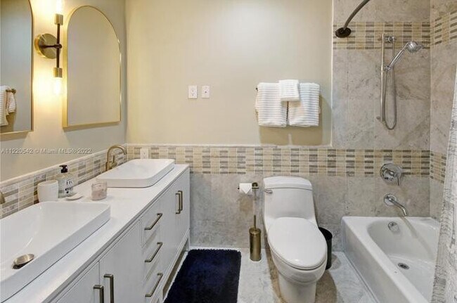 Building Photo - 520 SE 5 Ave