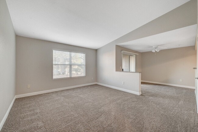 Building Photo - Charming 3 Bedroom Upstairs Condo in a Gat...