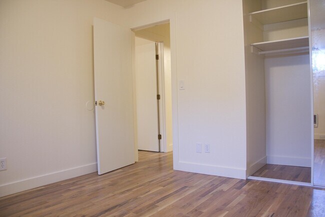 Building Photo - 2bed, hardwoods, granite, dishwasher, park...