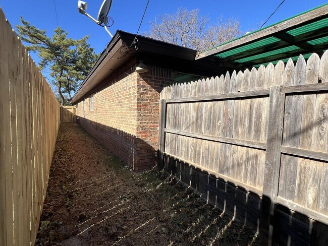 Building Photo - 6903 Hartford Ave