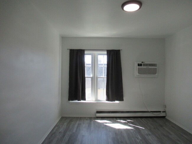 Building Photo - One bedroom/one bath apartment in Brown Deer