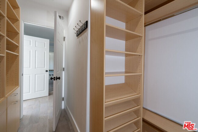 Building Photo - 5026 Medina Rd