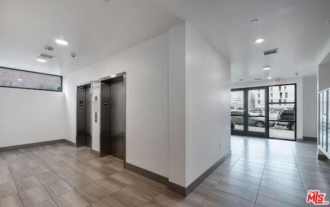 Building Photo - 825 S Coronado St