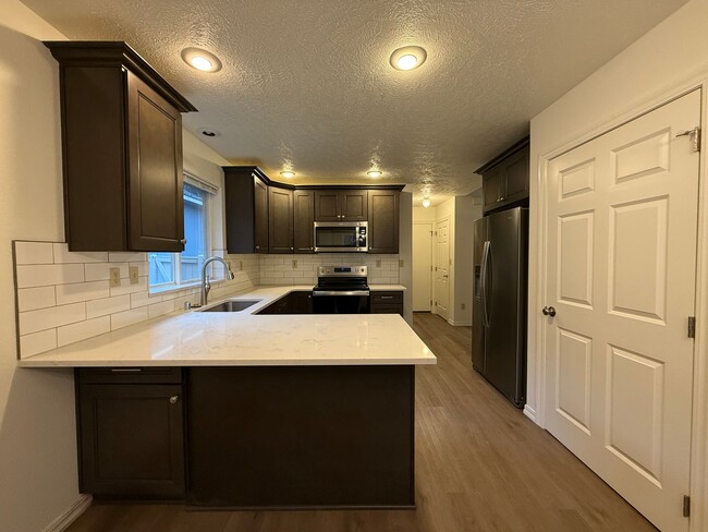 Building Photo - Stunning 3 Bed, 2 Bath Home near Riverside State Park!