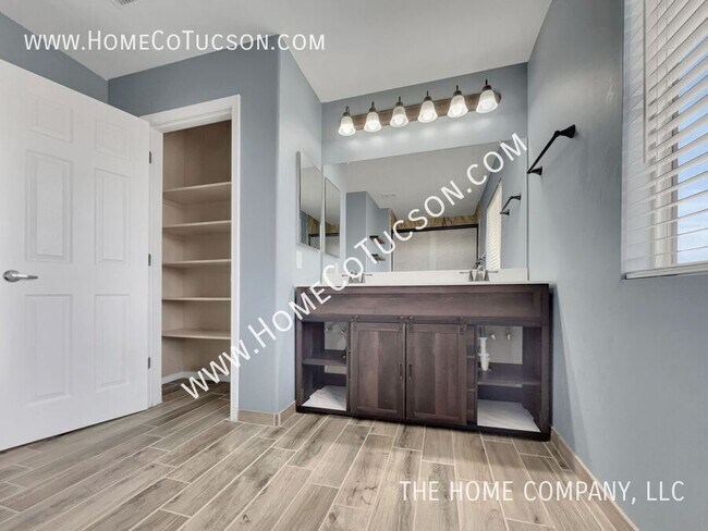 Building Photo - 1034 W Camino Hombre Viejo