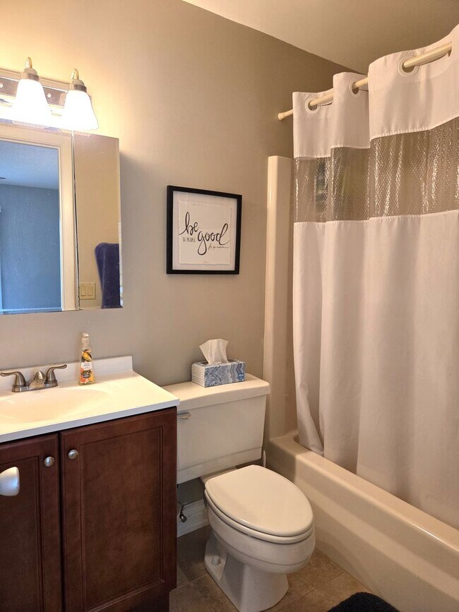 Building Photo - Over 55 Community! Adorable Furnished One Bedroom in Vista Gardens