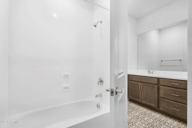 Building Photo - Luxurious Condo in Sterling Grove