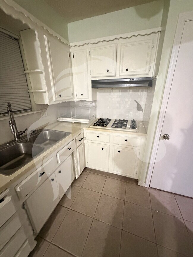 Building Photo - "Charming 4-Bedroom Home with Spacious Living at 840 North Windemere Drive, Moore, OK!"