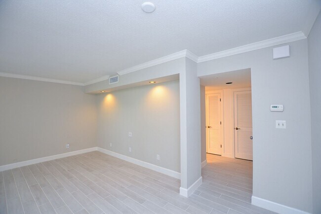 Building Photo - 622 Olde Camelot Cir