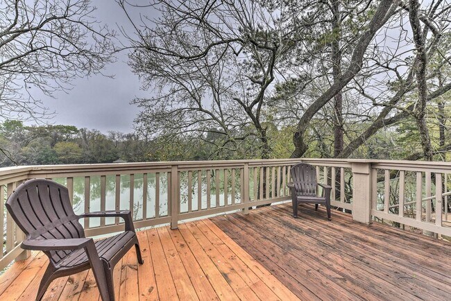 Building Photo - Lake Front Townhome with resort-like Views!