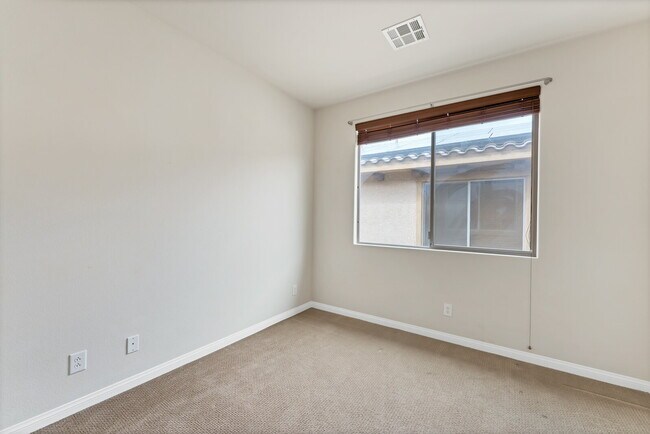 Building Photo - "Charming 3-Bed Oasis with 2 Baths in Henderson – 1716 Sq Ft of Comfort!"