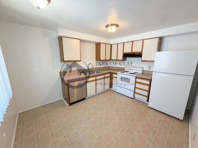 Building Photo - Upstairs Two Bedroom Apartment in Keizer