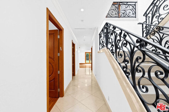 Building Photo - 9033 Cresta Dr