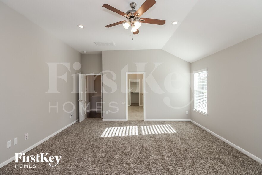 Building Photo - 6011 Little Grove Dr