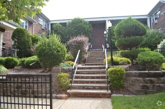 Building Photo - 455 Fairview Ave