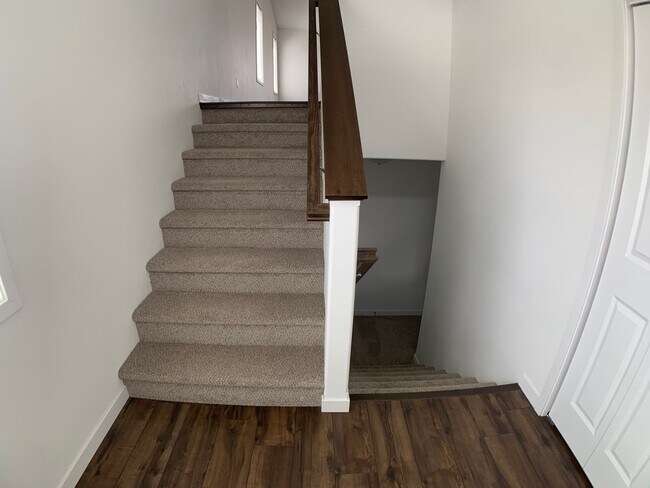 Building Photo - 3 Bed 2.5 Bath Single Family Home