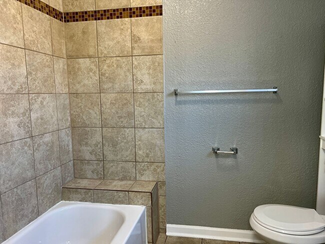 Building Photo - Backside Duplex in Park Hill Available!