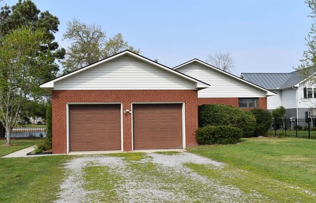 Building Photo - Great Waterfront Brick Home