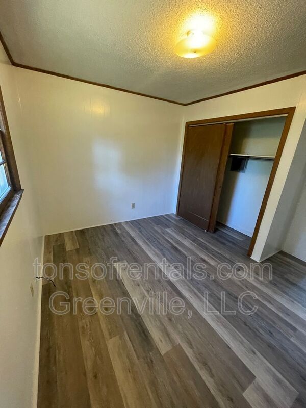 Primary Photo - 214 Oakway Ave