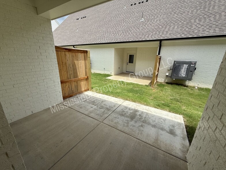 Building Photo - 620 Cottage Grv Cir