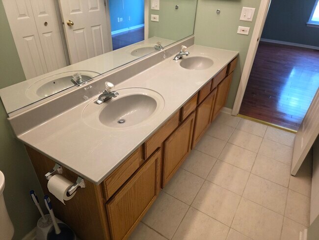 Building Photo - 408 Woodview Cir