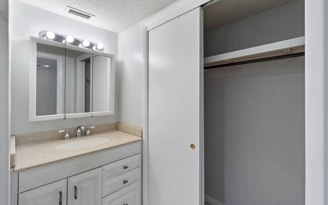 Building Photo - 408 Marshall Ct