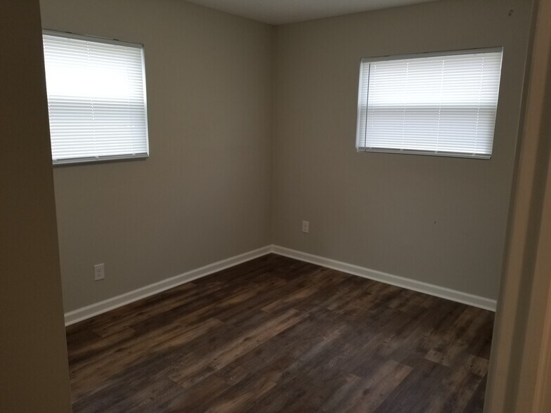 Building Photo - 924 Rarig Ave